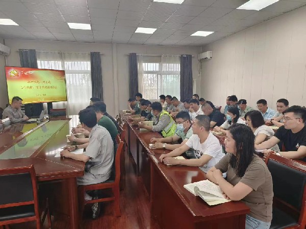 【理論宣講】鑫巖石料開(kāi)展“統(tǒng)一思想，為實(shí)現(xiàn)工業(yè)倍增、項(xiàng)目突破增磚添瓦”宣講活動(dòng)